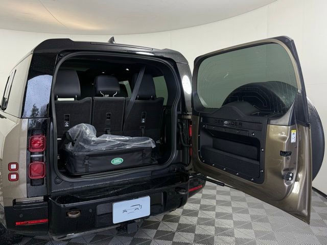 Used 2023 Land Rover Defender 130 X-Dynamic SE image 16