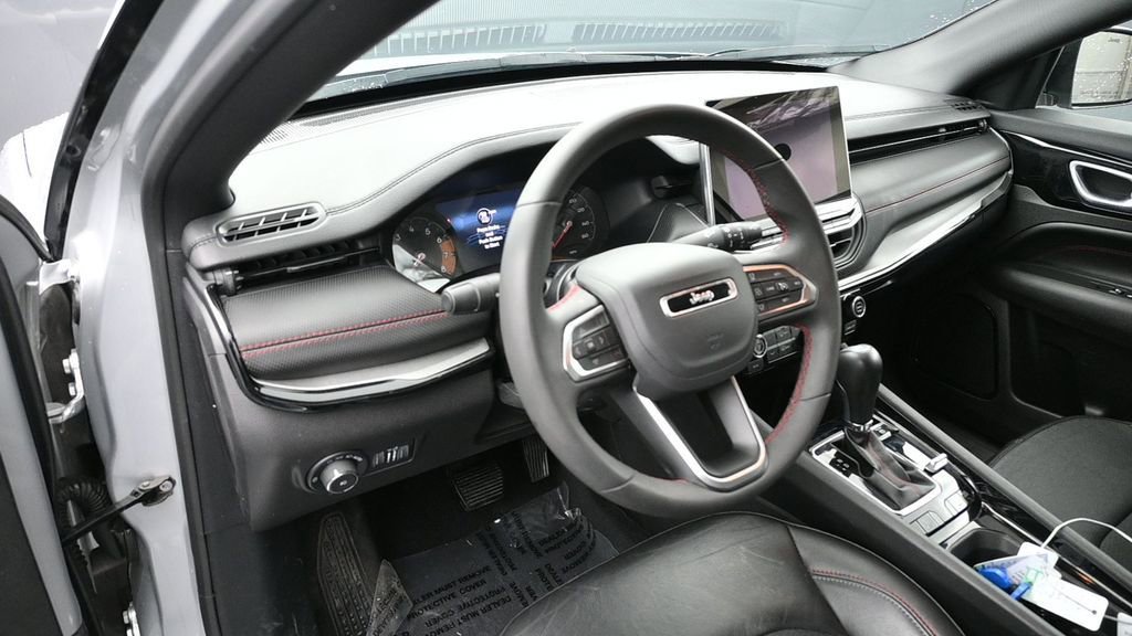 Used 2025 Jeep Compass Trailhawk AWD/4WD image 19
