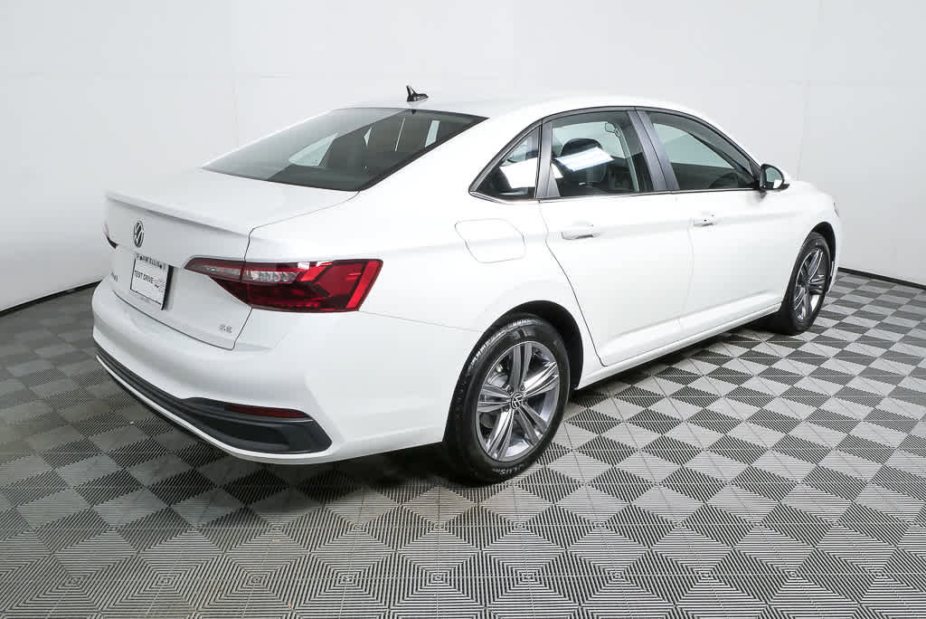 Used 2023 Volkswagen Jetta SE image 6