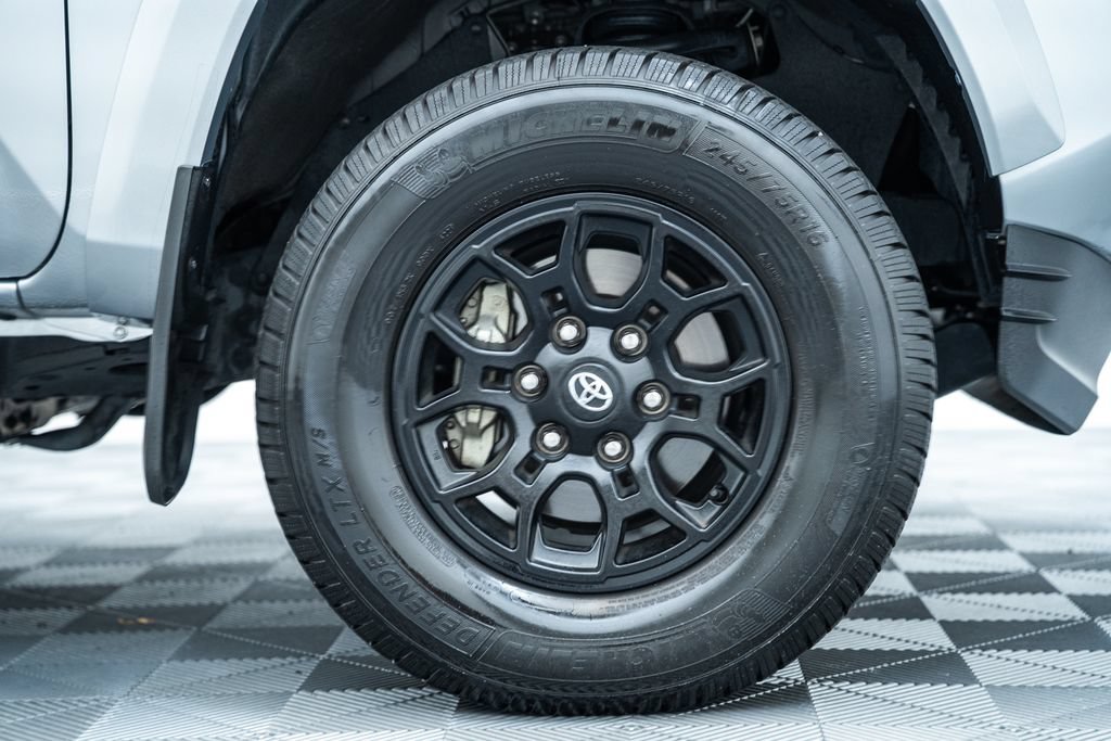 Certified 2022 Toyota Tacoma SR5 AWD/4WD image 18