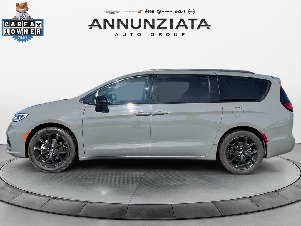 Used 2025 Chrysler Pacifica Limited image 2