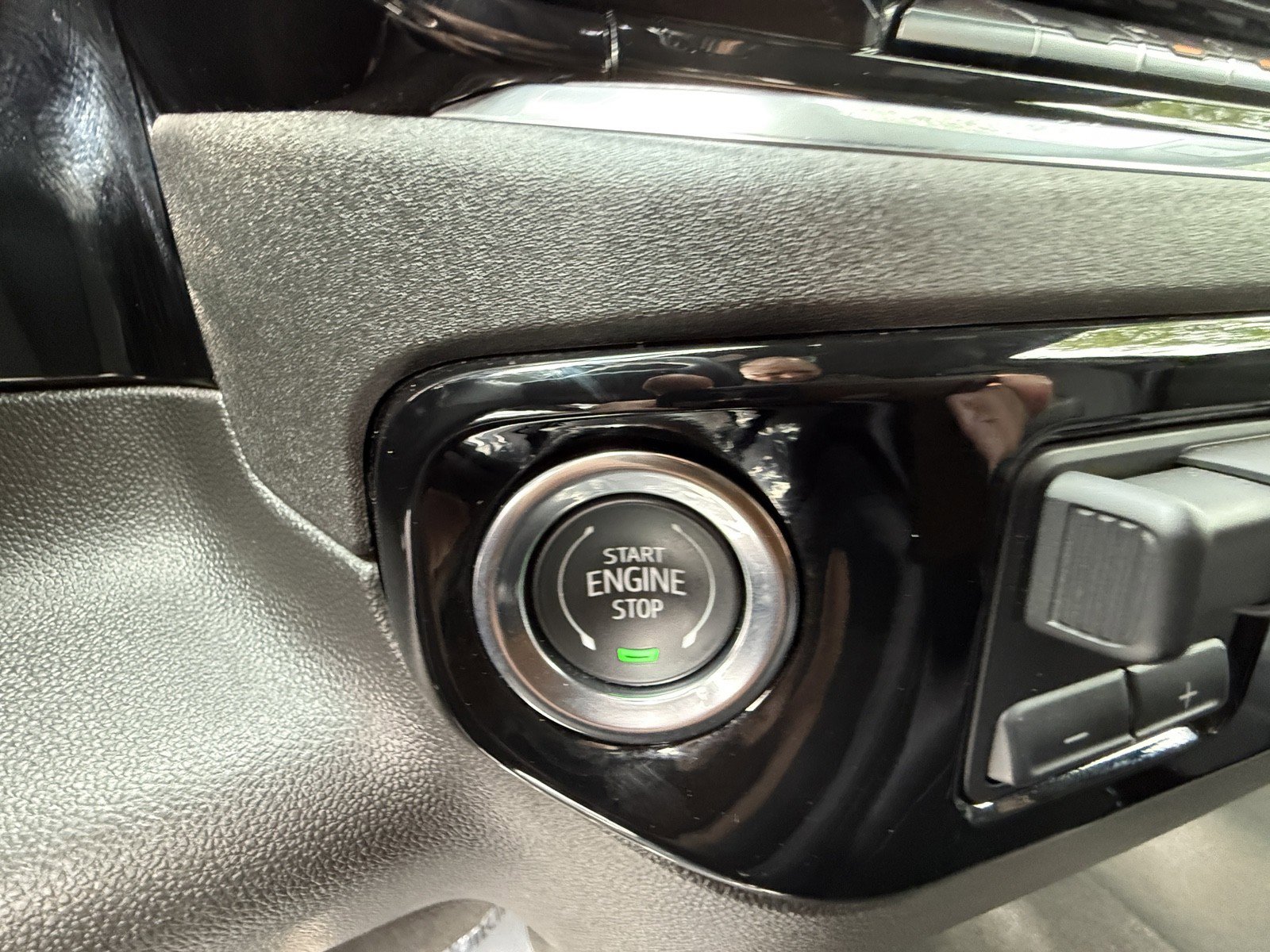 Certified 2025 GMC Sierra 1500 SLT image 25