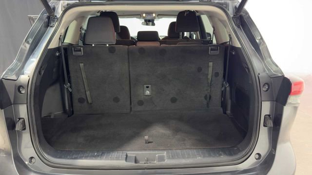 Used 2020 Toyota Highlander LE FWD image 34