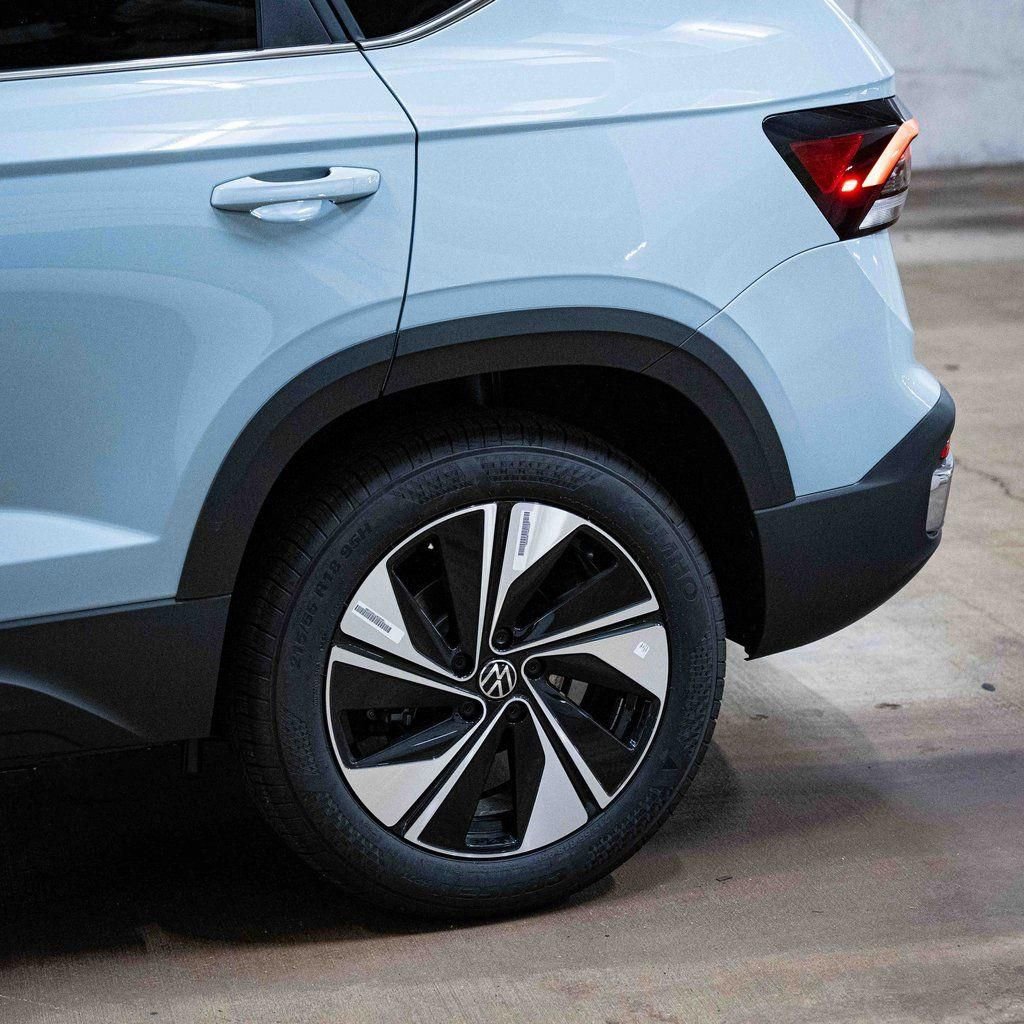 New 2026 Volkswagen Taos SE image 4