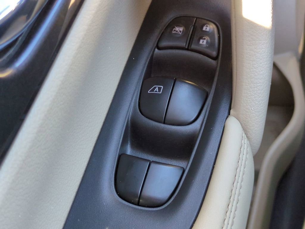 Used 2017 Nissan Rogue SV w/ SV Premium Package image 25