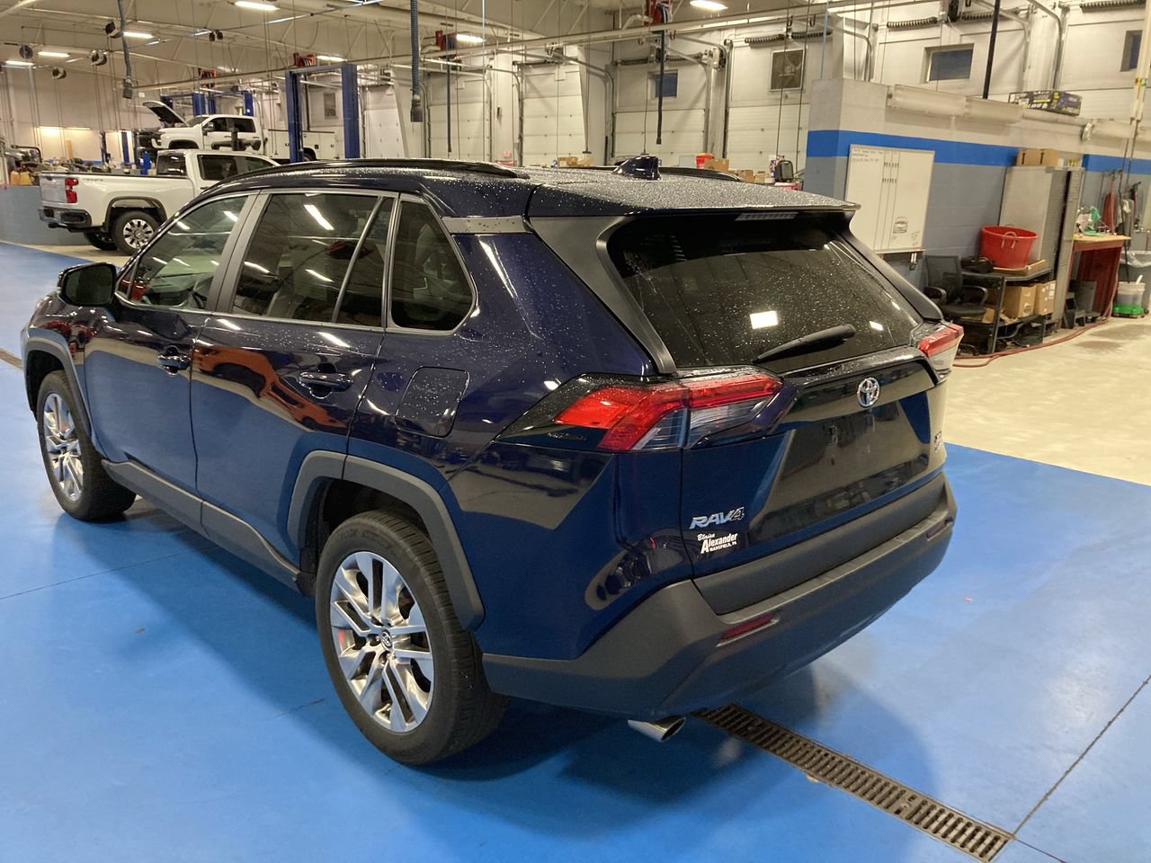 Used 2020 Toyota RAV4 XLE Premium AWD/4WD image 5