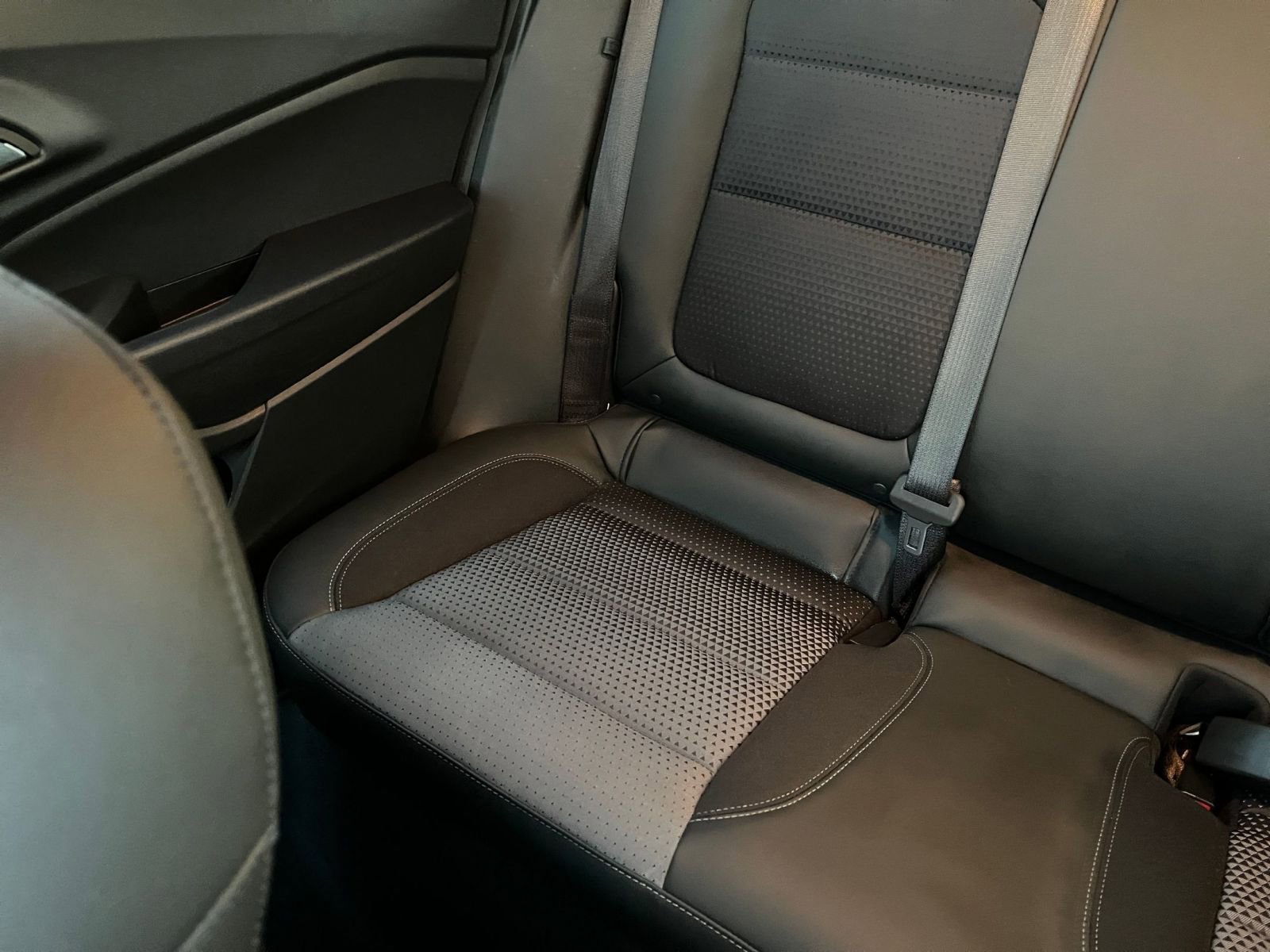 Used 2025 Chevrolet Trax LT FWD image 40