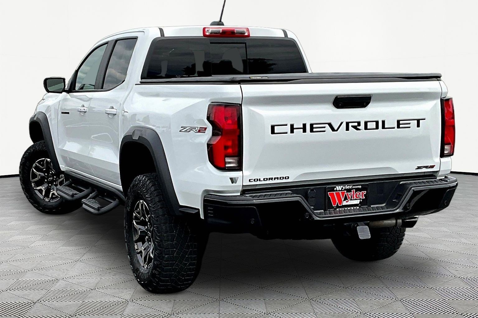 Used 2024 Chevrolet Colorado ZR2 w/ Technology Package AWD/4WD image 4