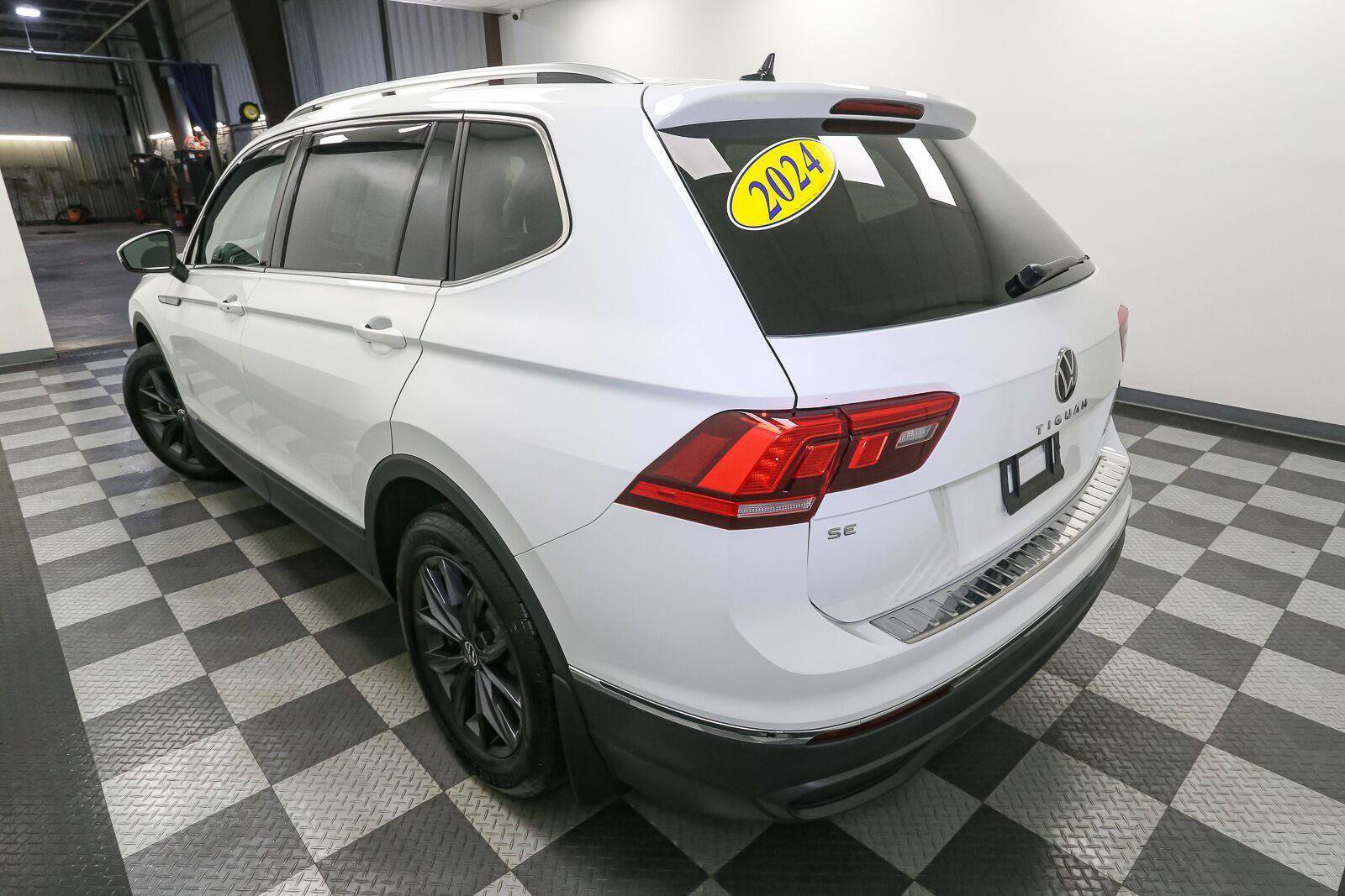 Certified 2024 Volkswagen Tiguan SE AWD/4WD image 11