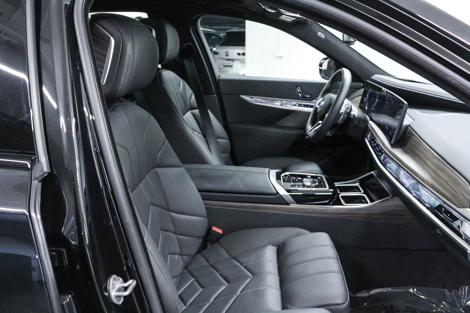 Used 2026 BMW 750e xDrive AWD/4WD image 18