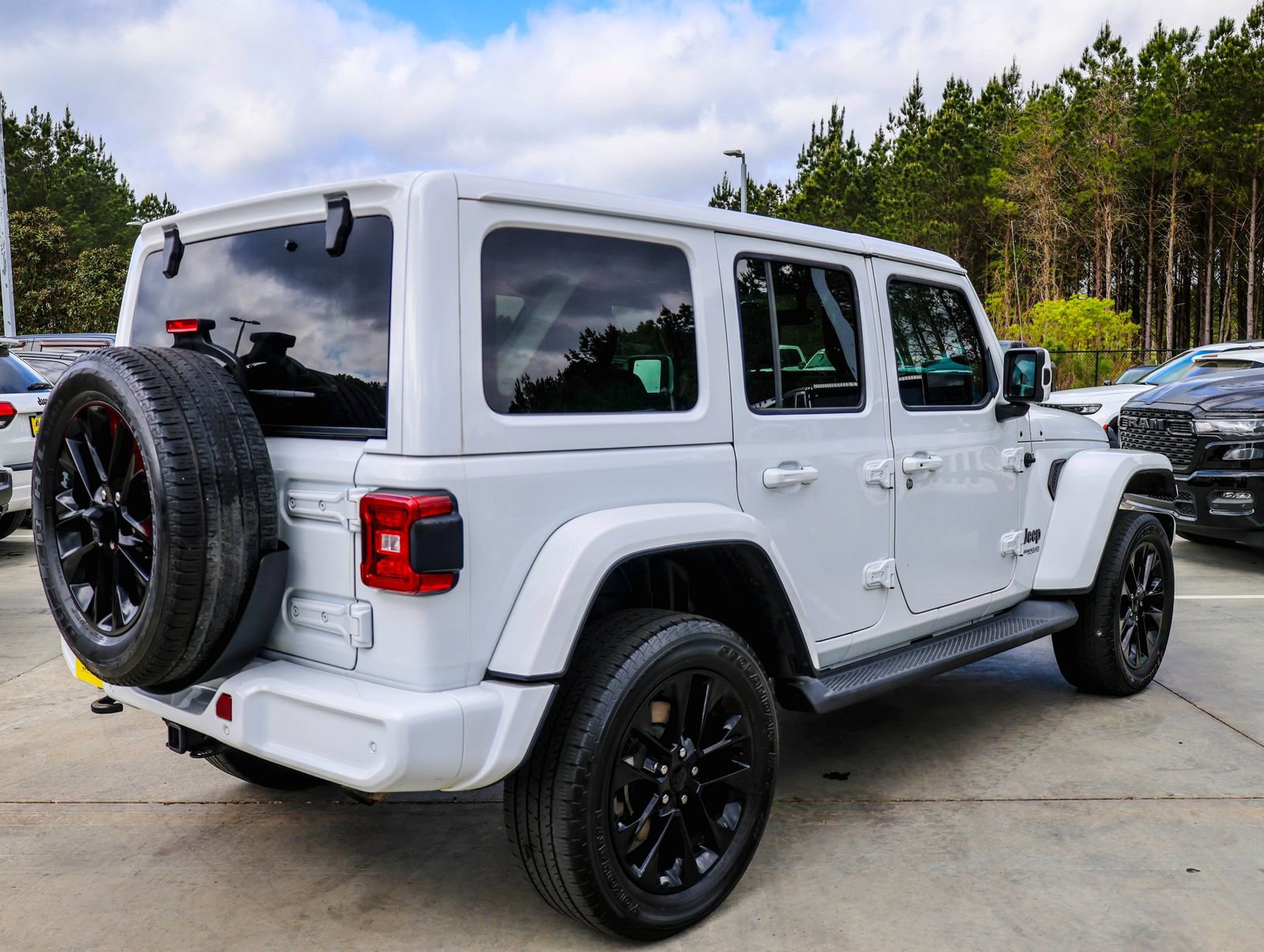 Used 2020 Jeep Wrangler Unlimited Sahara image 7