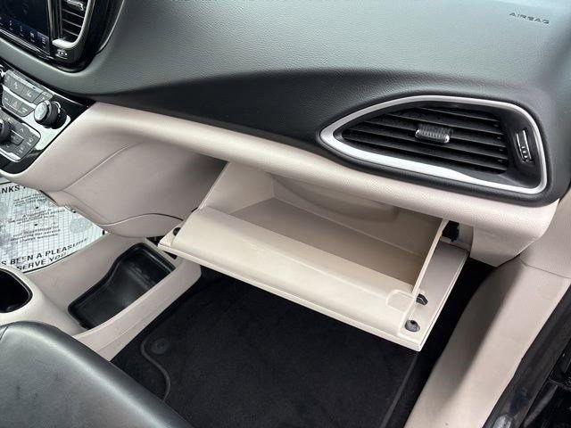 Used 2023 Chrysler Pacifica Touring-L image 42
