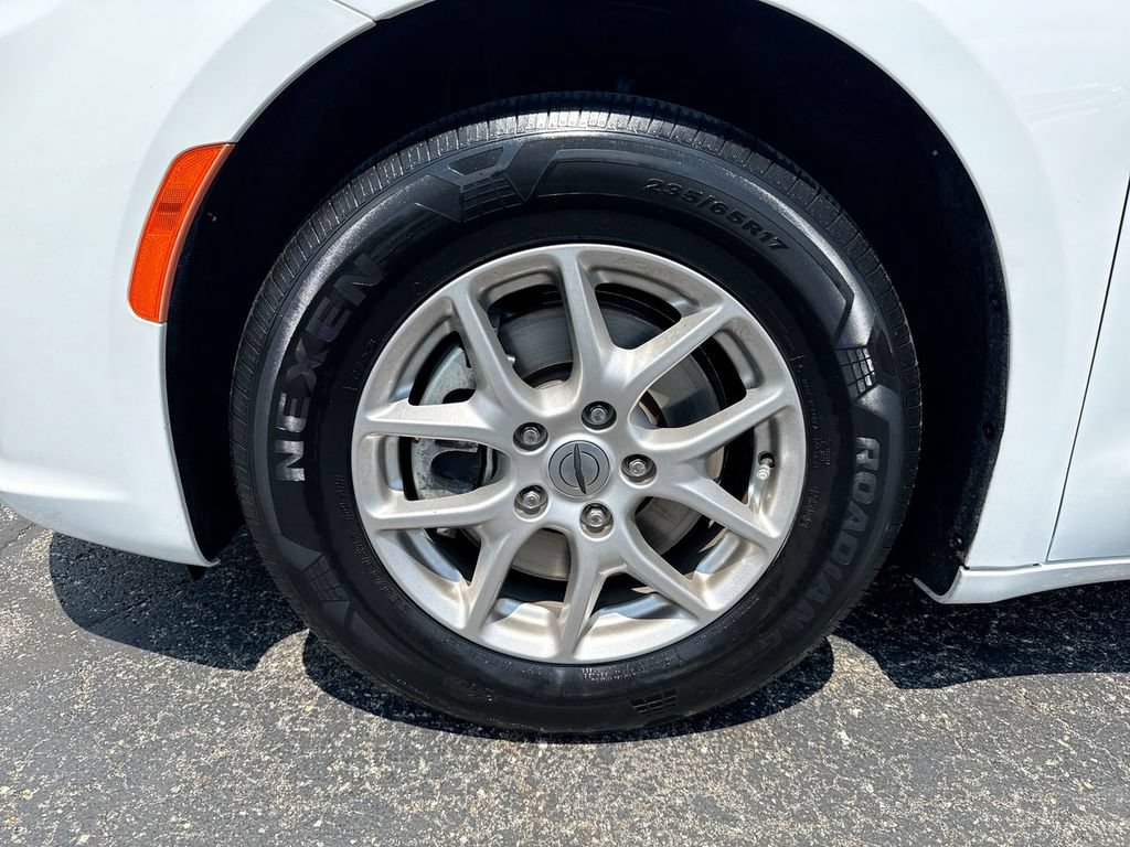 Used 2024 Chrysler Pacifica Touring-L FWD image 10