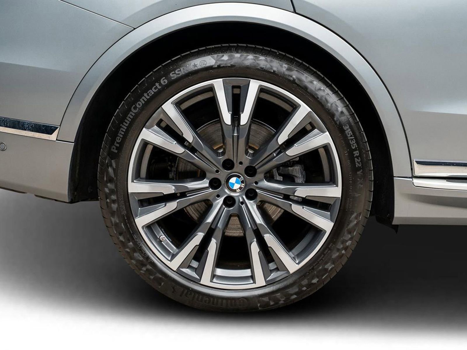 Used 2023 BMW X7 xDrive40i w/ Premium Package image 32