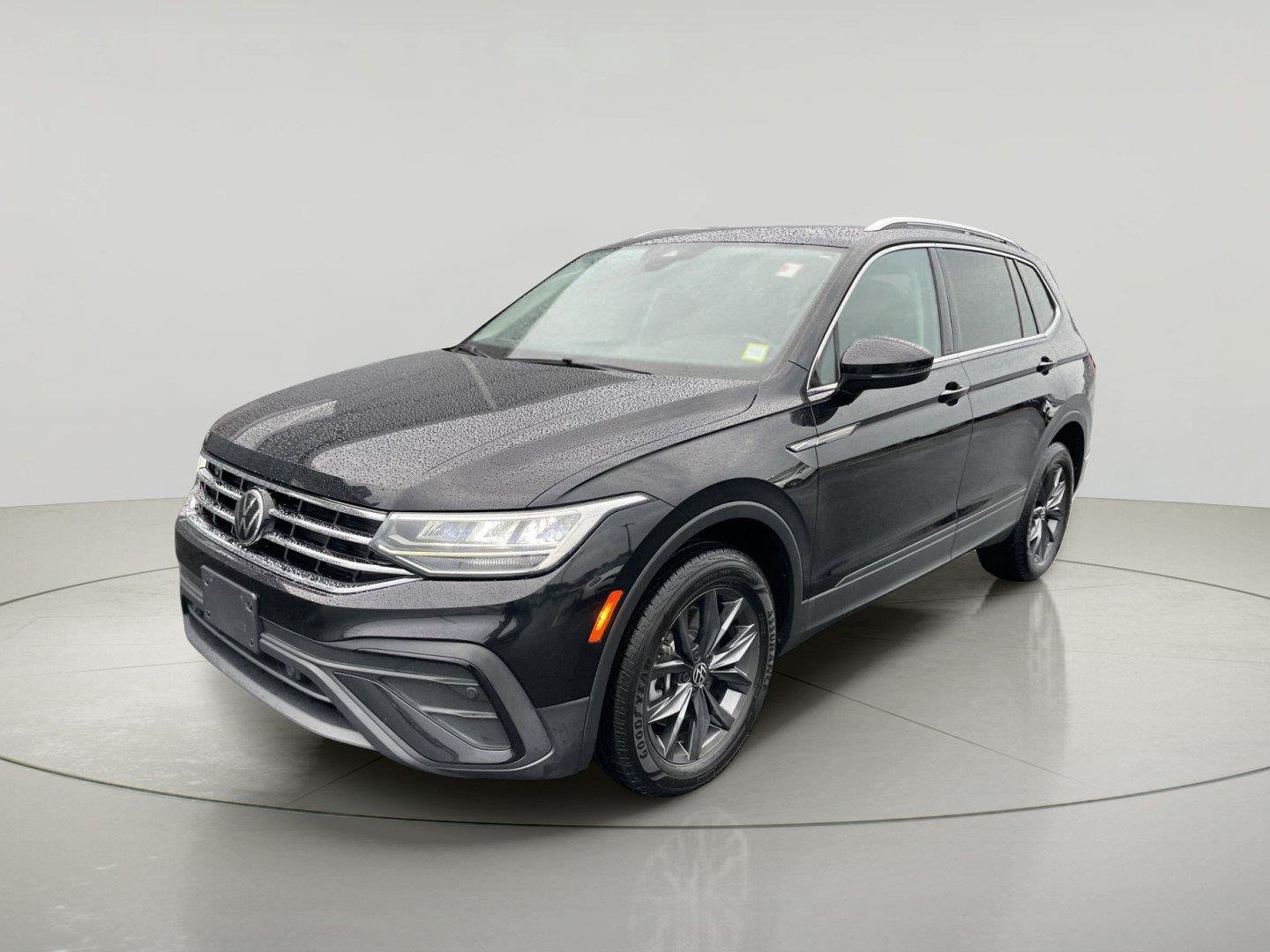 Used 2022 Volkswagen Tiguan SE AWD/4WD image 3