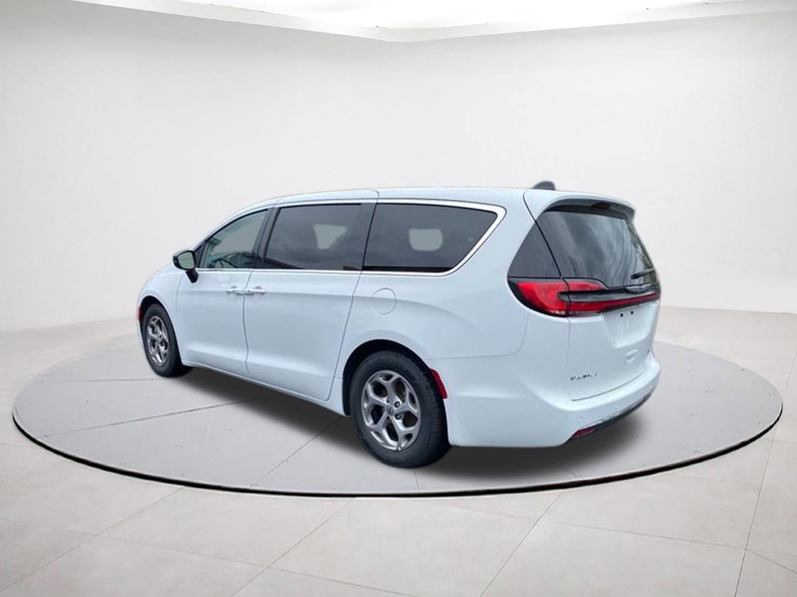 Certified 2024 Chrysler Pacifica Limited FWD image 4