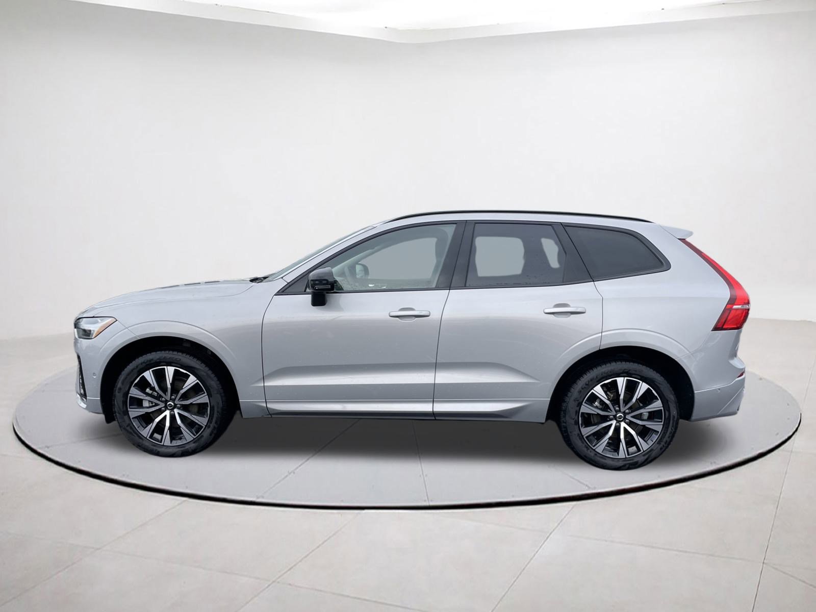 Used 2025 Volvo XC60 B5 Plus image 4