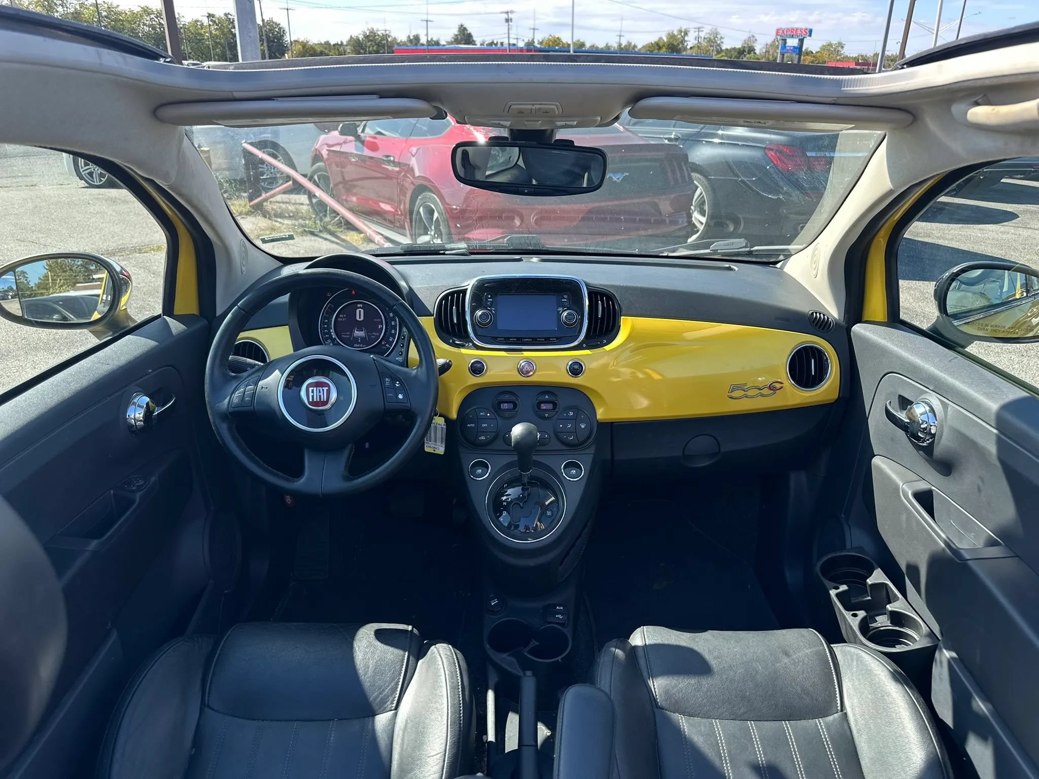 Used 2017 FIAT 500 Lounge FWD image 3
