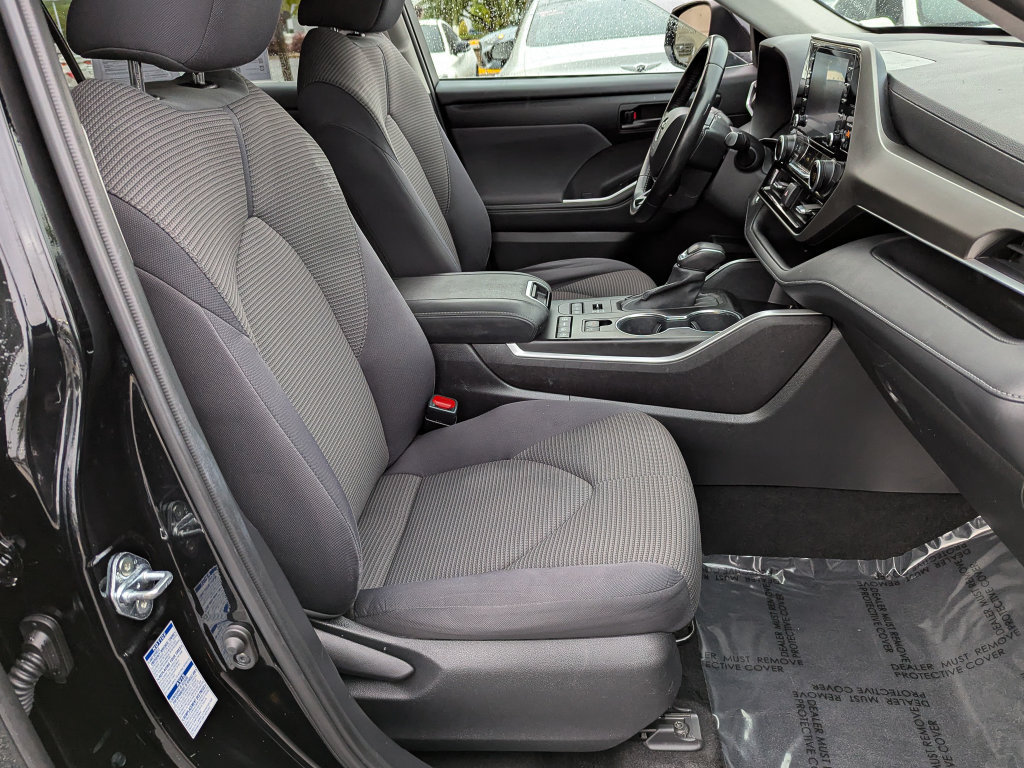 Used 2021 Toyota Highlander LE AWD/4WD image 29