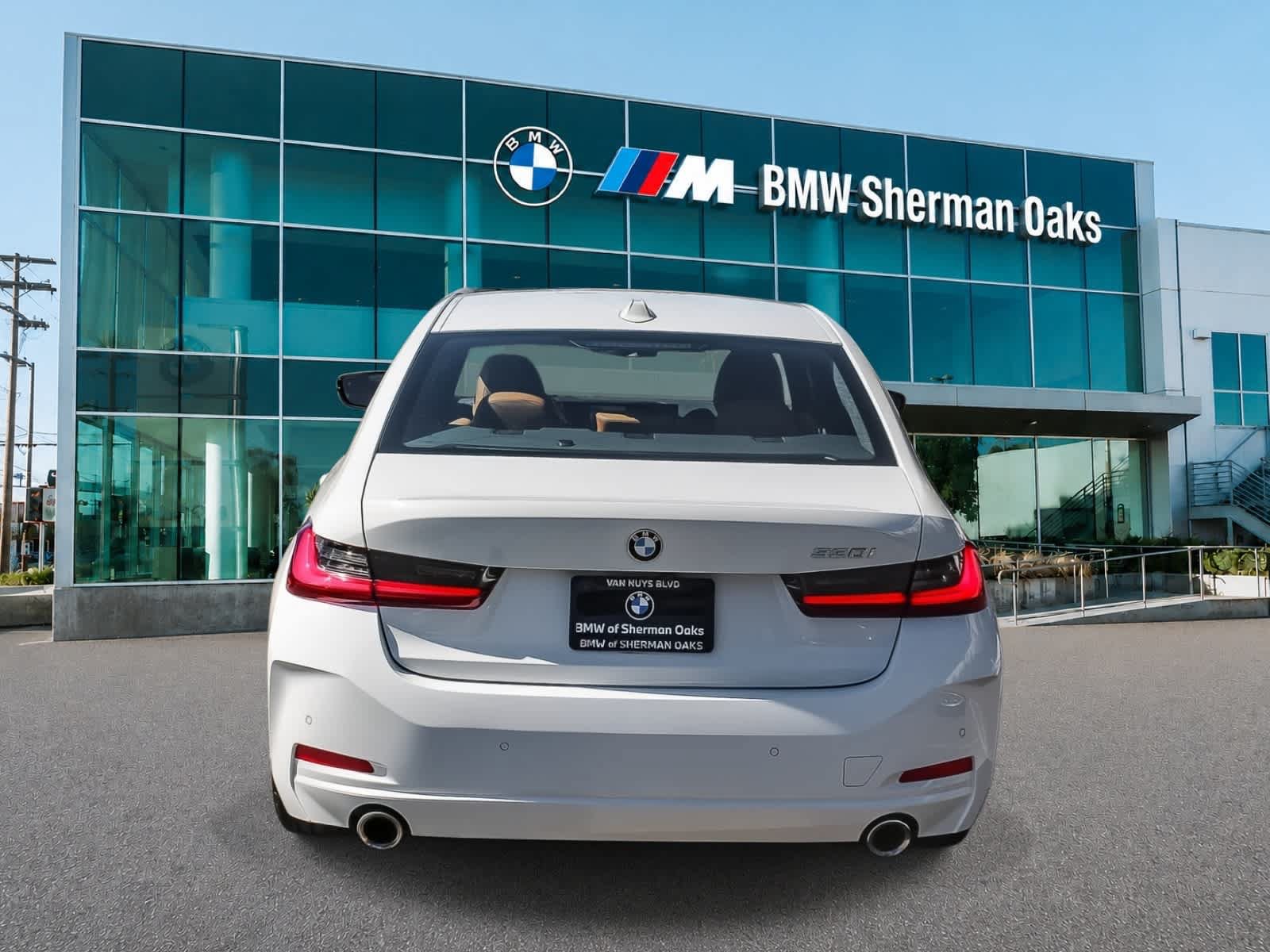 Used 2023 BMW 330i Sedan w/ Premium Package RWD image 5