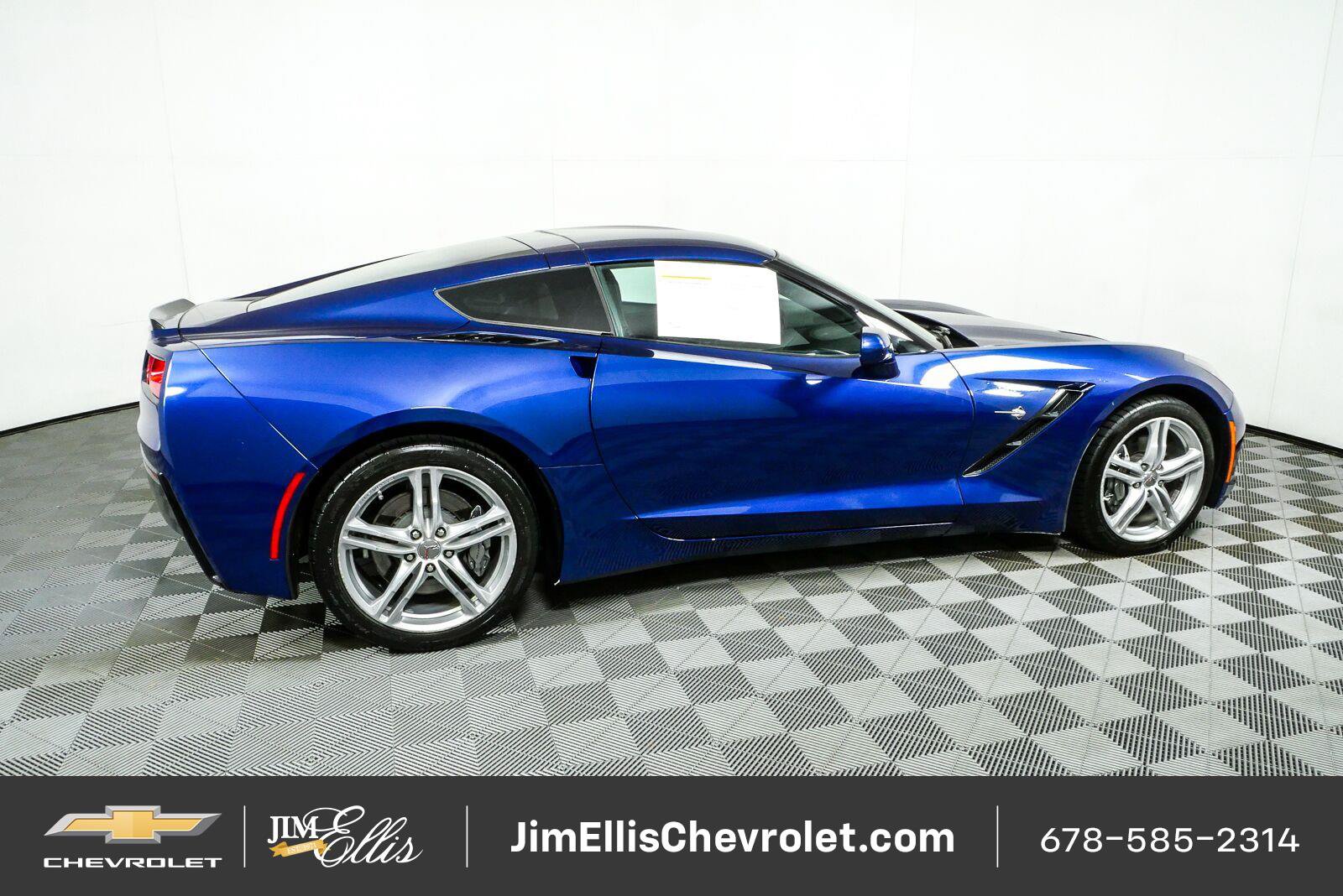 Used 2017 Chevrolet Corvette Stingray Coupe w/ 1LT RWD image 2