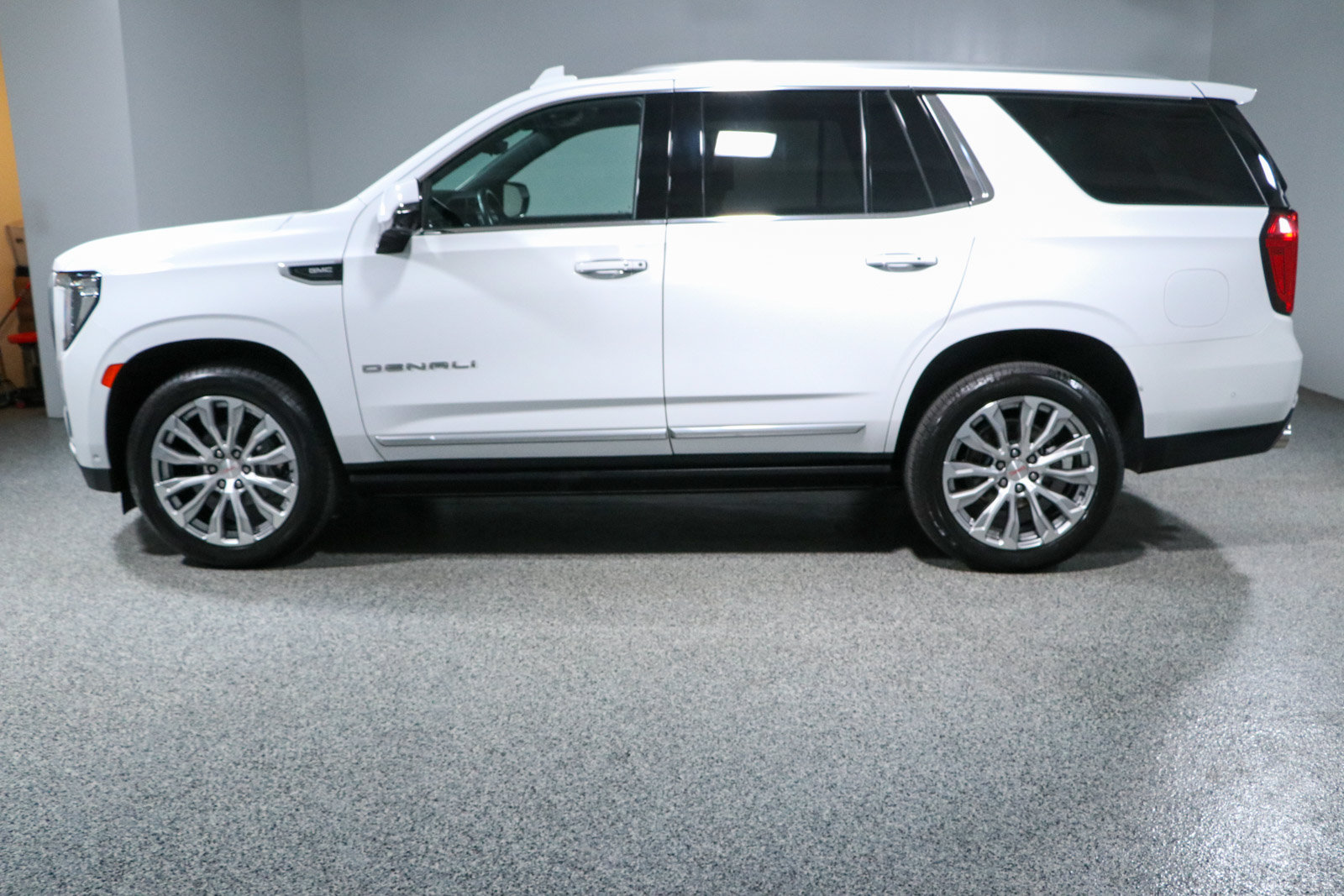 Used 2023 GMC Yukon Denali w/ Denali Reserve Package AWD/4WD image 9