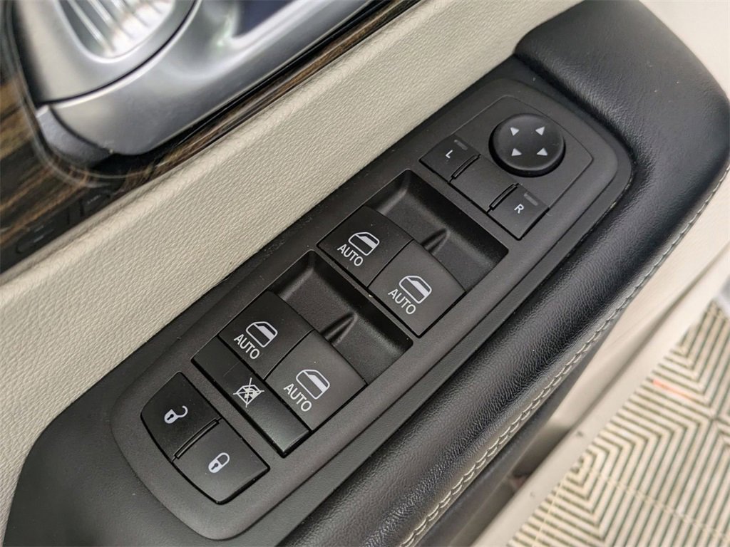 Certified 2022 Chrysler Pacifica Limited image 16