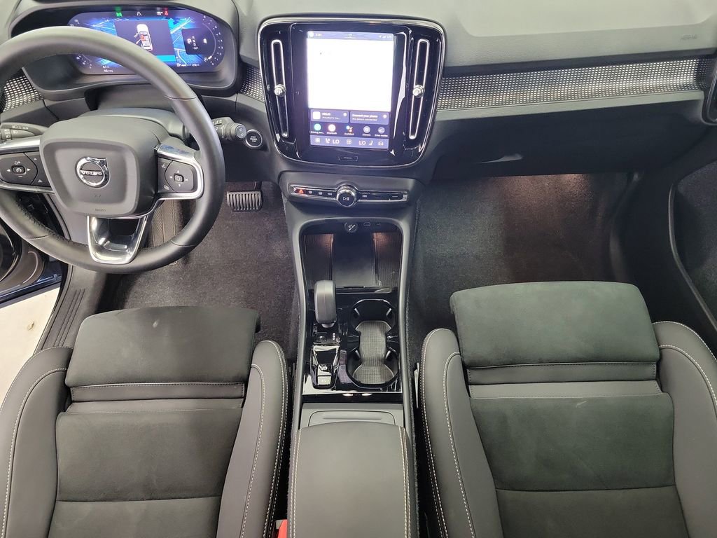 Used 2025 Volvo XC40 B5 Plus image 16