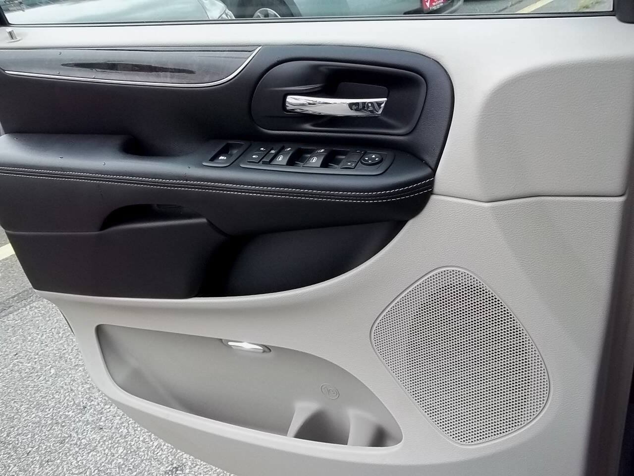 Used 2012 Chrysler Town & Country Touring-L w/ Entertainment Group #2 FWD image 9