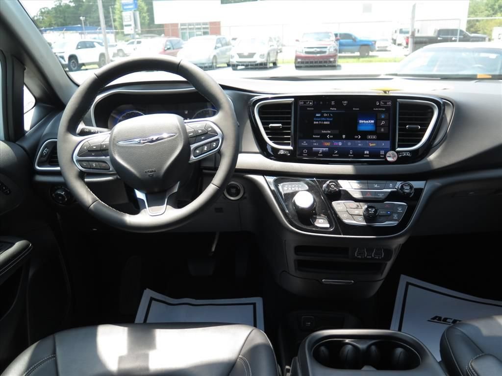 Used 2025 Chrysler Pacifica Select FWD image 15