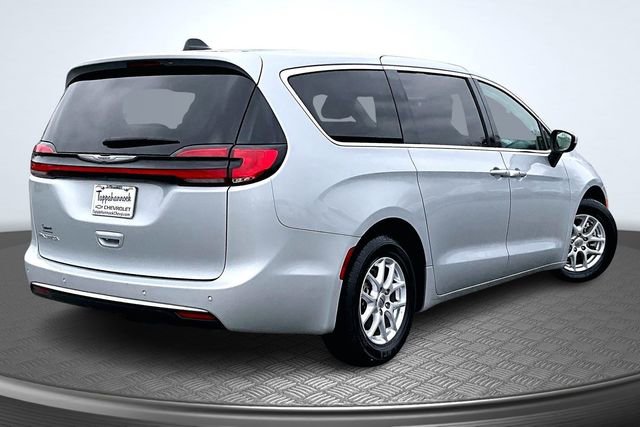 Used 2023 Chrysler Pacifica Touring-L image 6