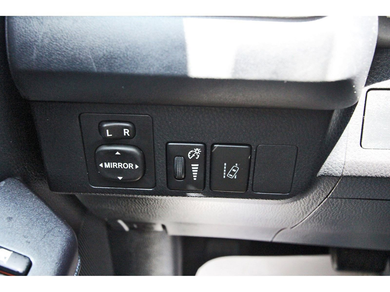 Used 2018 Toyota RAV4 LE FWD image 18