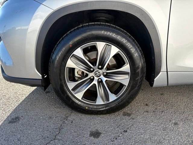 Used 2023 Toyota Highlander XLE image 6