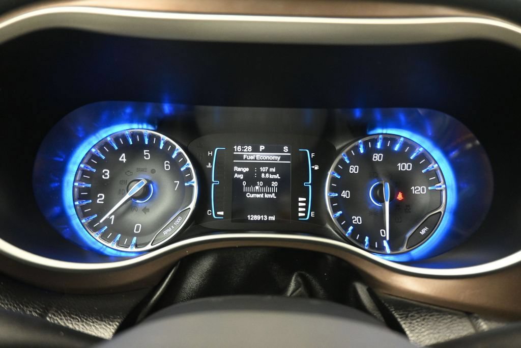Used 2017 Chrysler Pacifica Touring-L w/ Tire & Wheel Group FWD image 15