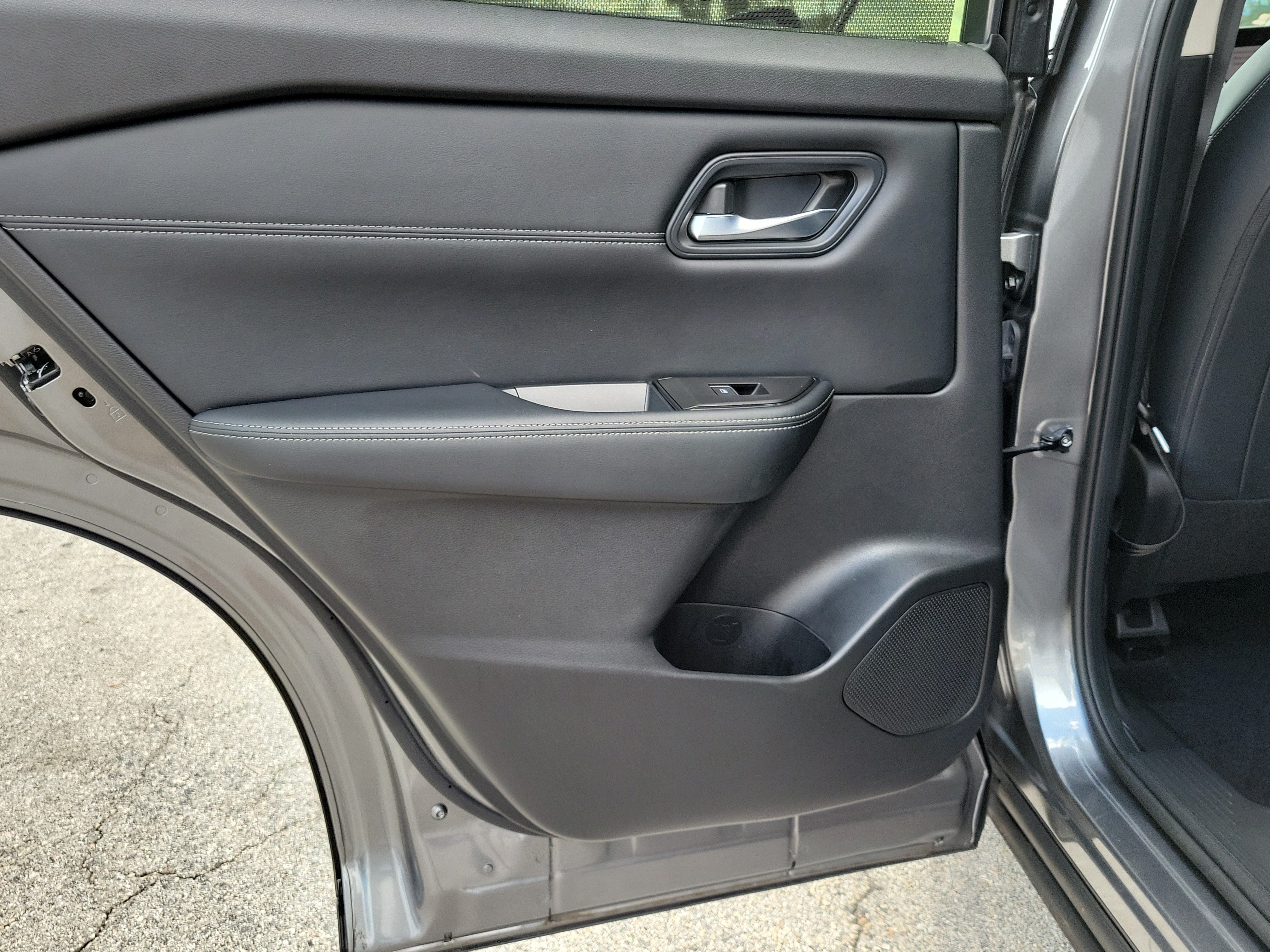 Used 2025 Nissan Rogue SL w/ Tech Package FWD image 12