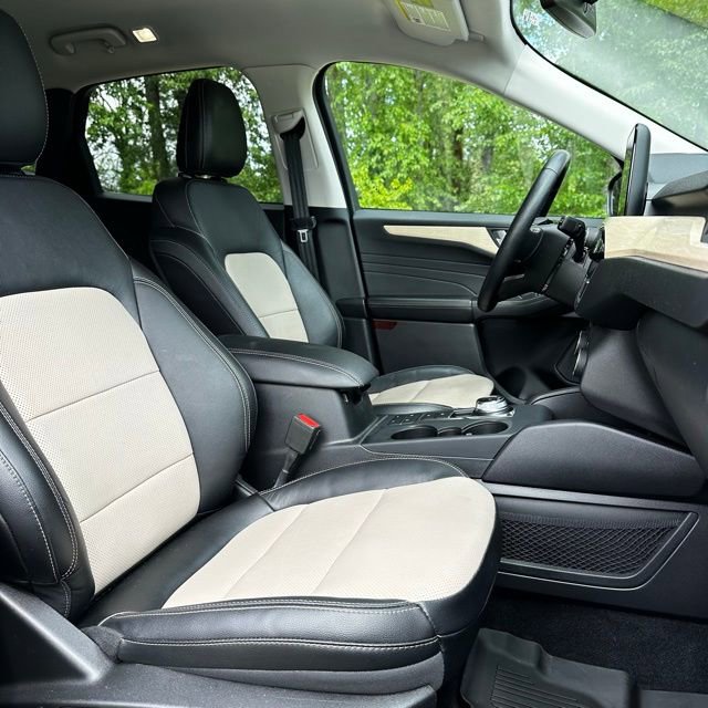 Used 2022 Ford Escape Titanium w/ Titanium Premium Package image 24