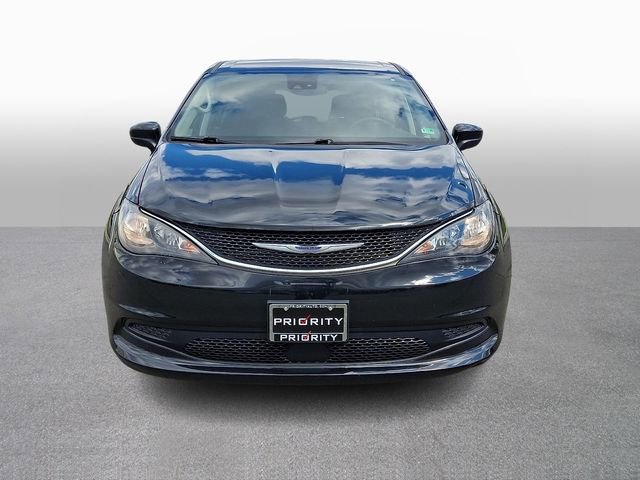 Used 2023 Chrysler Voyager LX image 2