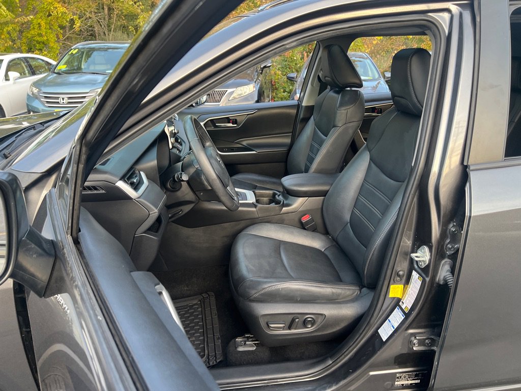 Used 2021 Toyota RAV4 XLE Premium image 15