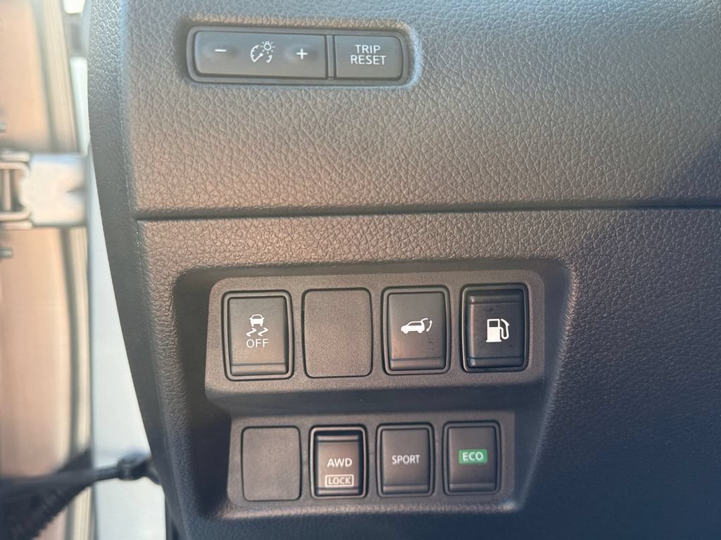 Used 2018 Nissan Rogue SV AWD/4WD image 19