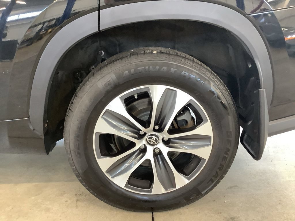 Used 2023 Toyota Highlander XLE AWD/4WD image 30