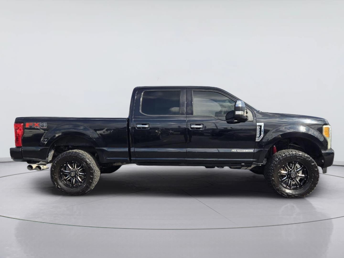 Used 2017 Ford F250 XLT w/ XLT Premium Package AWD/4WD image 4