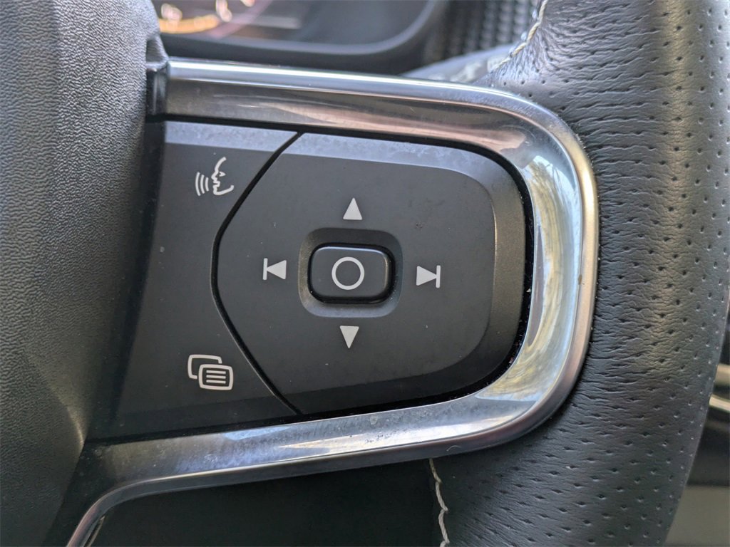 Used 2021 Volvo XC40 T5 R-Design w/ Climate Package image 32