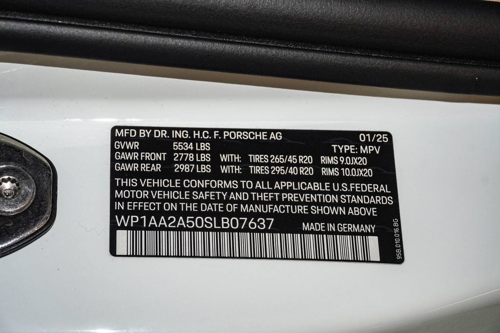 Certified 2025 Porsche Macan AWD/4WD image 29