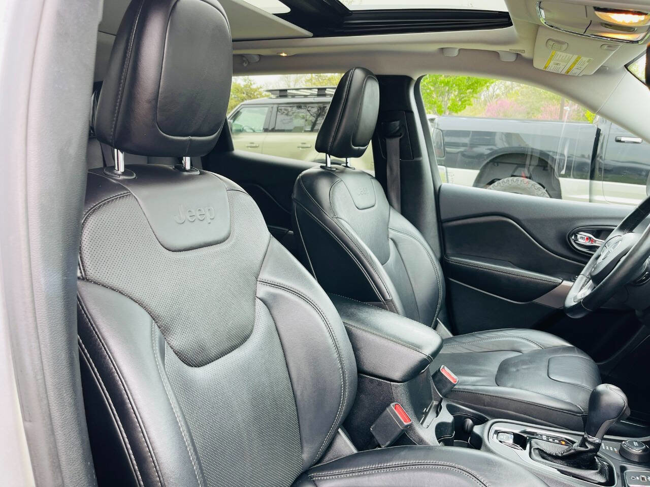 Used 2019 Jeep Cherokee Limited image 36