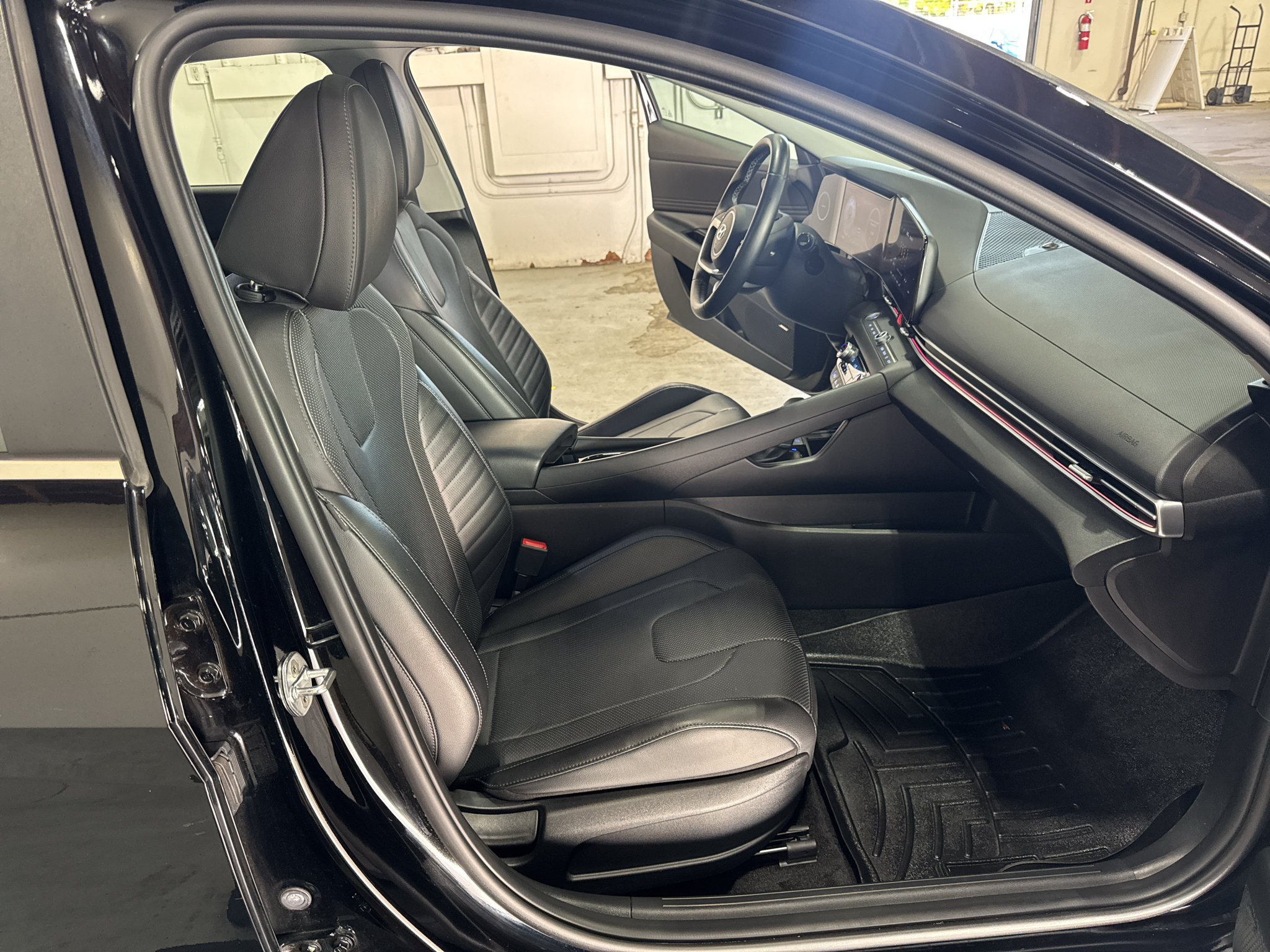 Used 2022 Hyundai Elantra Limited w/ Preferred Accessory Package FWD image 26