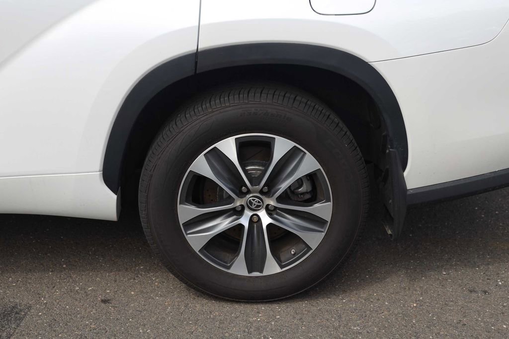 Used 2022 Toyota Highlander XLE image 11