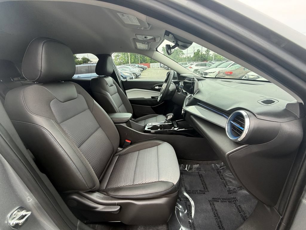 Used 2025 Chevrolet Trax LT w/ LT Convenience Package FWD image 21