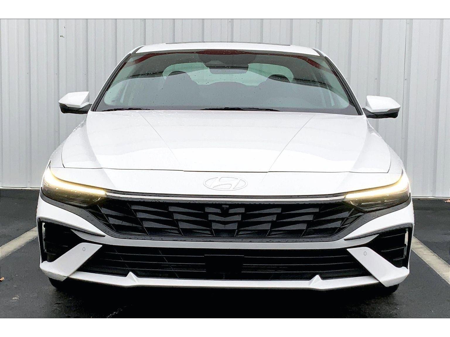 Used 2024 Hyundai Elantra Limited image 3