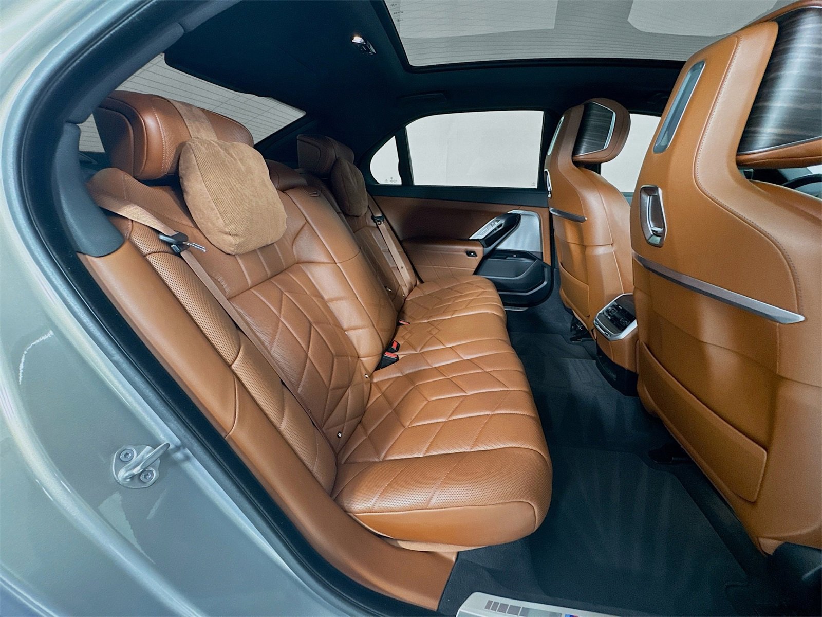 Used 2023 BMW 760i xDrive w/ Luxury Rear Seating Package image 27