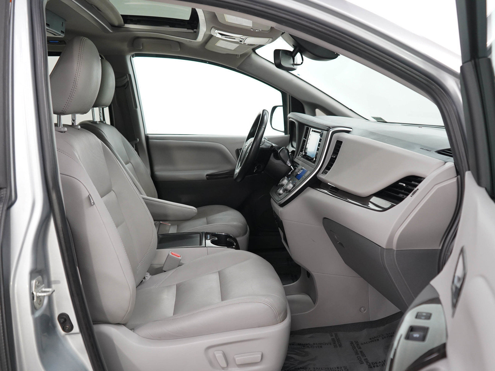 Used 2020 Toyota Sienna XLE w/ XLE Navigation Package FWD image 11